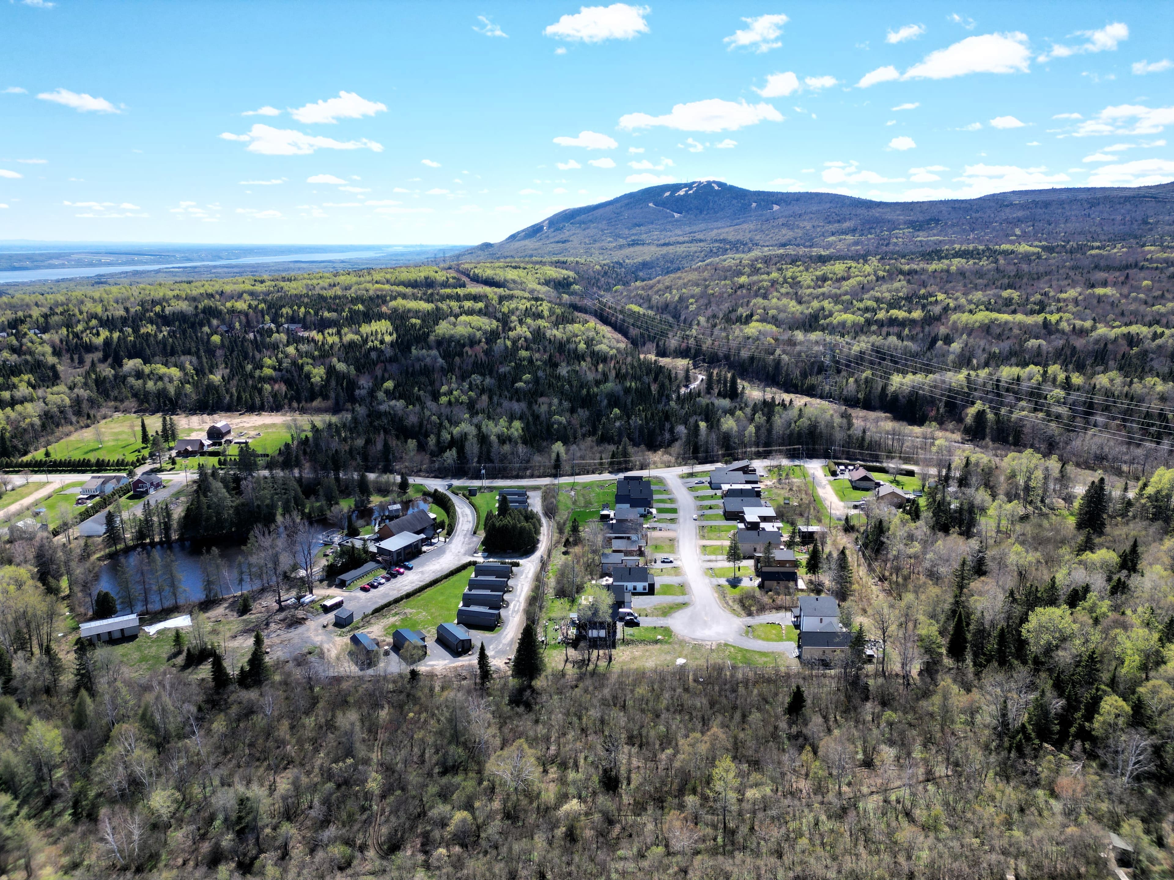 Vue aérienne du chalet Monsieur Ferréol à Saint-Ferréol-les-Neiges, avec le Mont-Sainte-Anne en arrière-plan