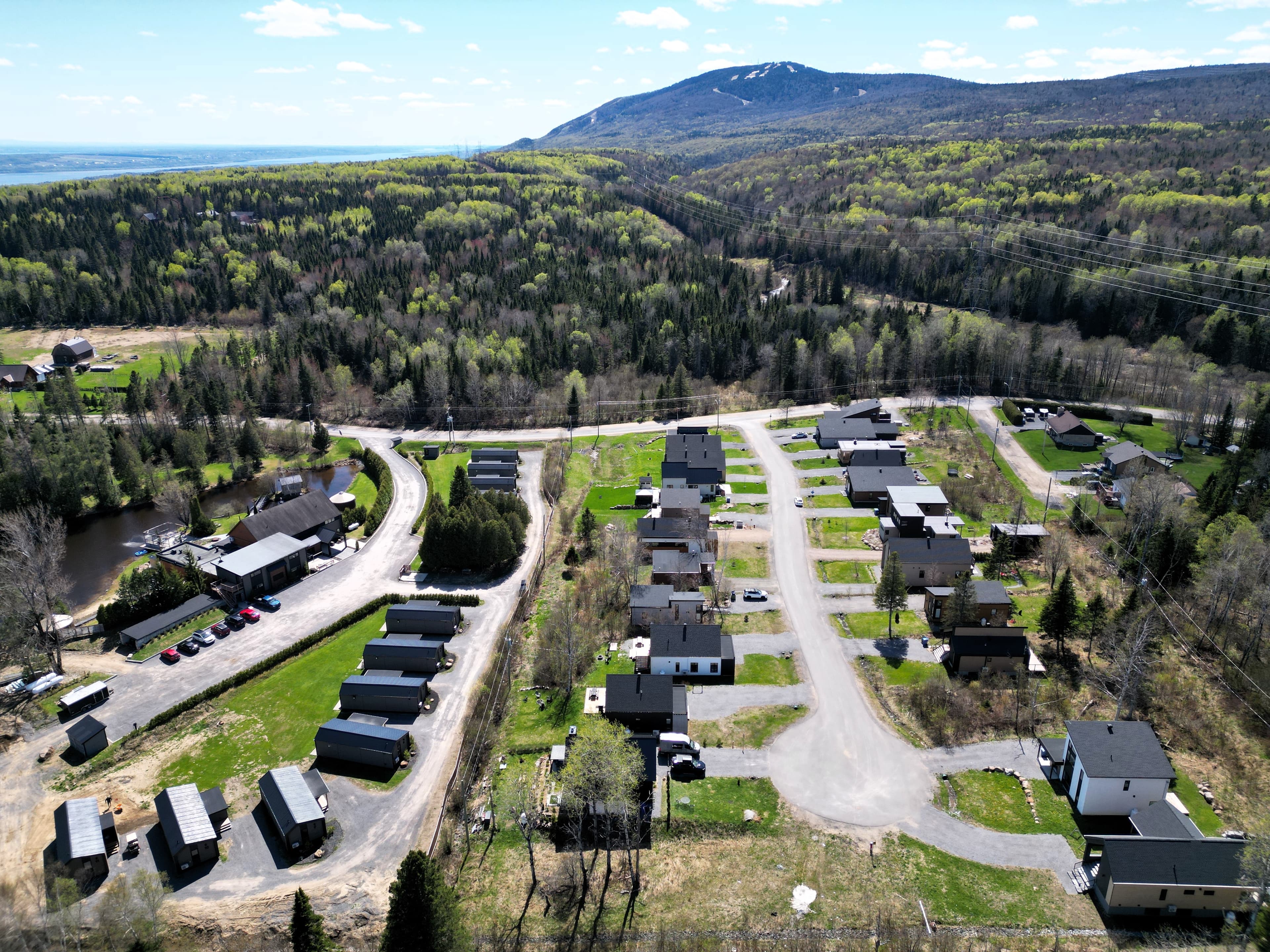 Vue aérienne de la Côte-de-Beaupré et du massif du Mont-Sainte-Anne près du chalet