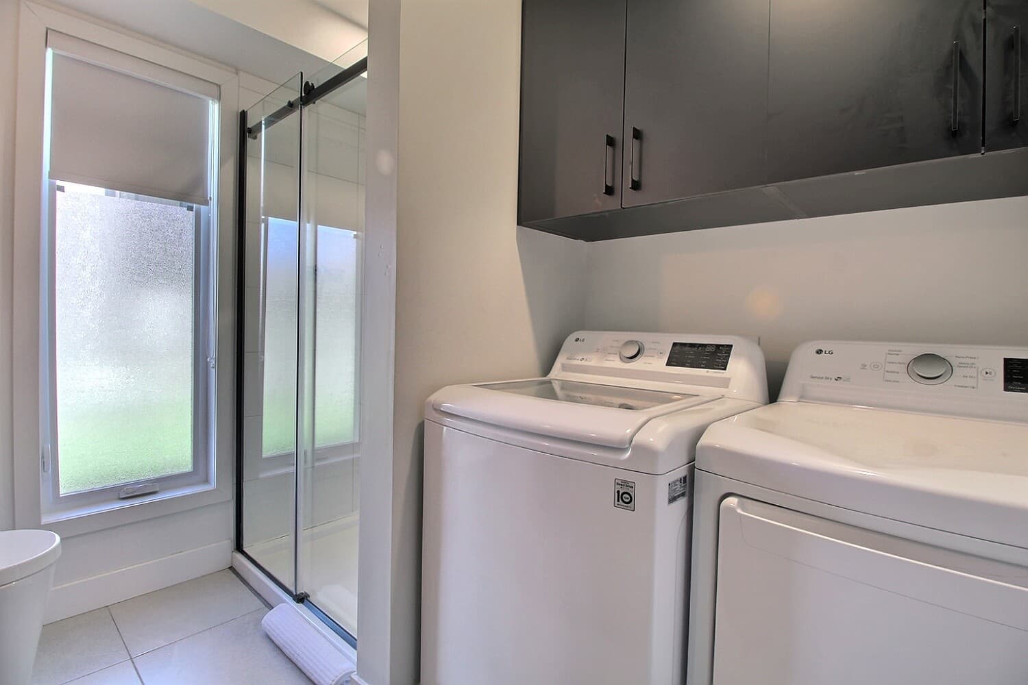 Salle de bain avec buanderie du chalet au Mont-Sainte-Anne