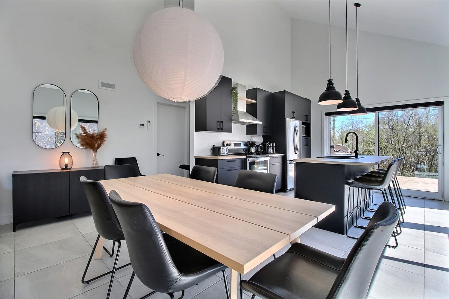 Salle à manger du chalet contemporain près du Mont-Sainte-Anne