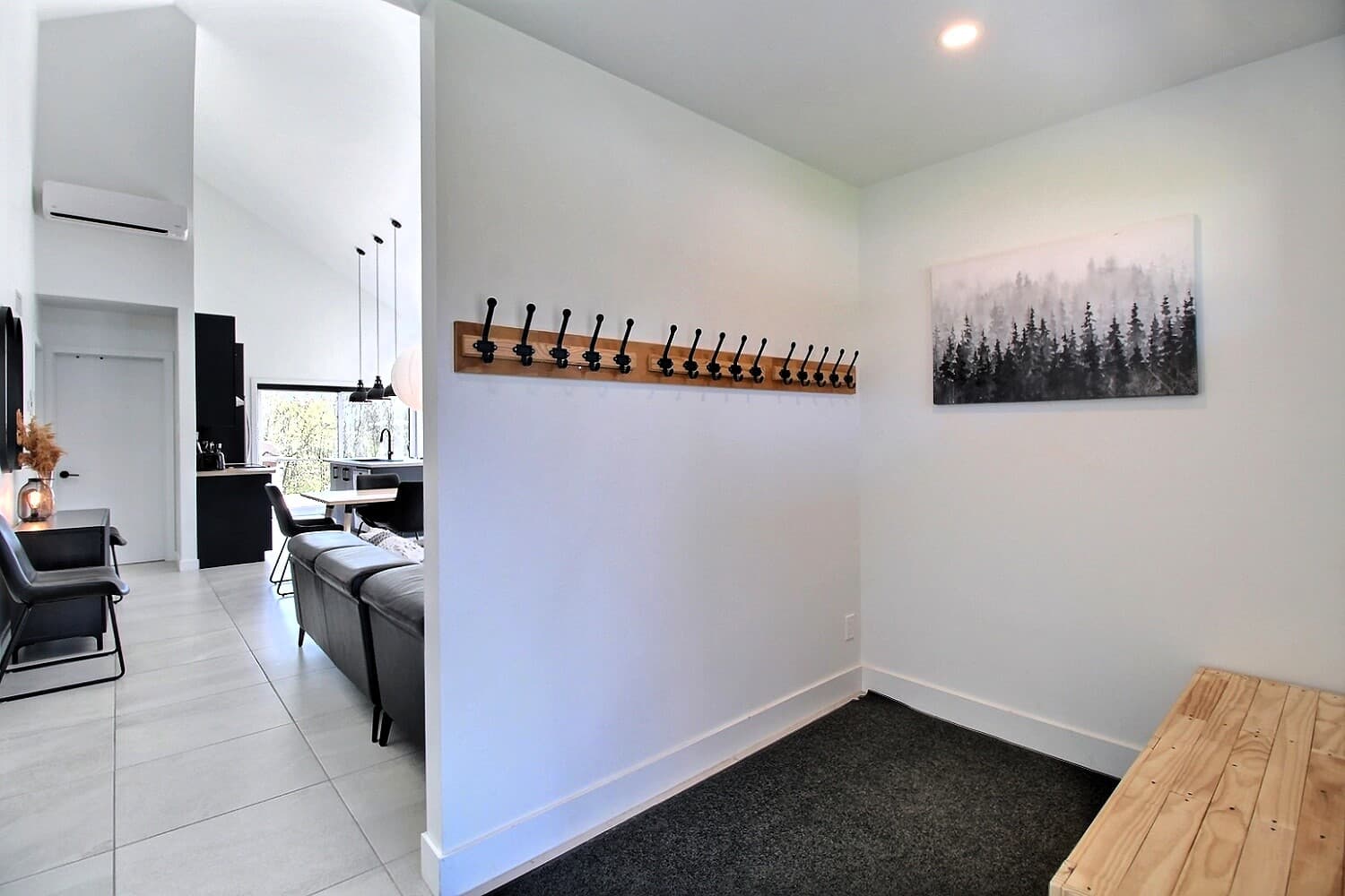 Entrée du chalet contemporain, porte vitrée et foyer au gaz