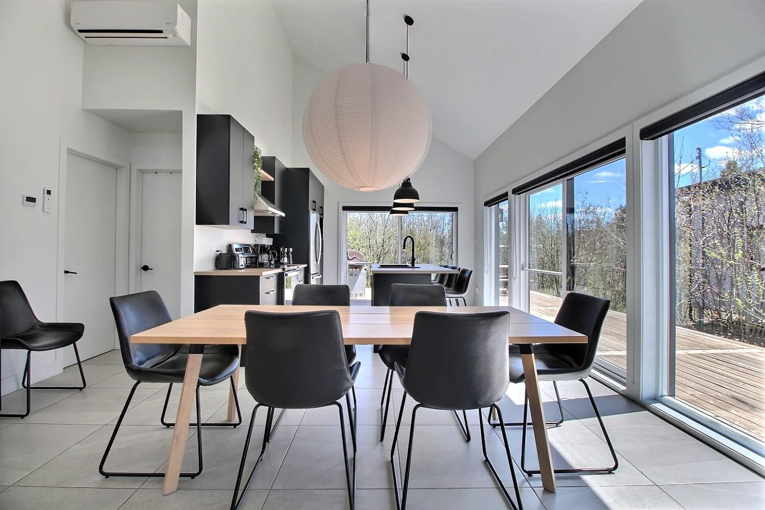 Cuisine et salle à manger ouvertes sur la terrasse du chalet