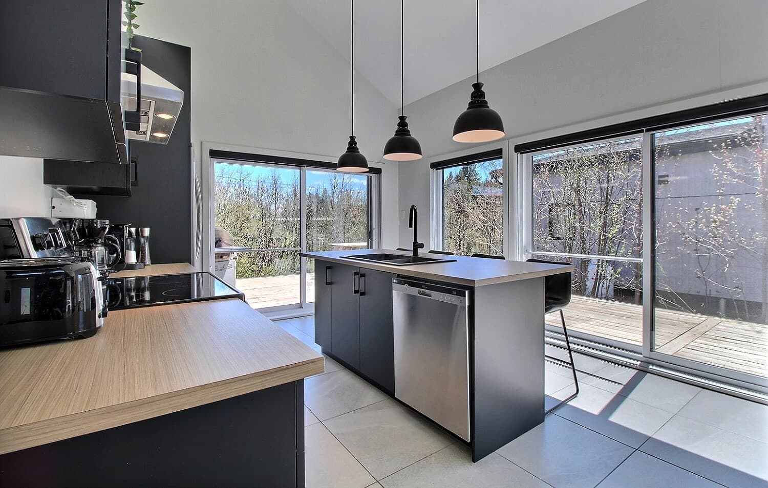 Îlot de cuisine avec tabourets dans le chalet au Mont-Sainte-Anne