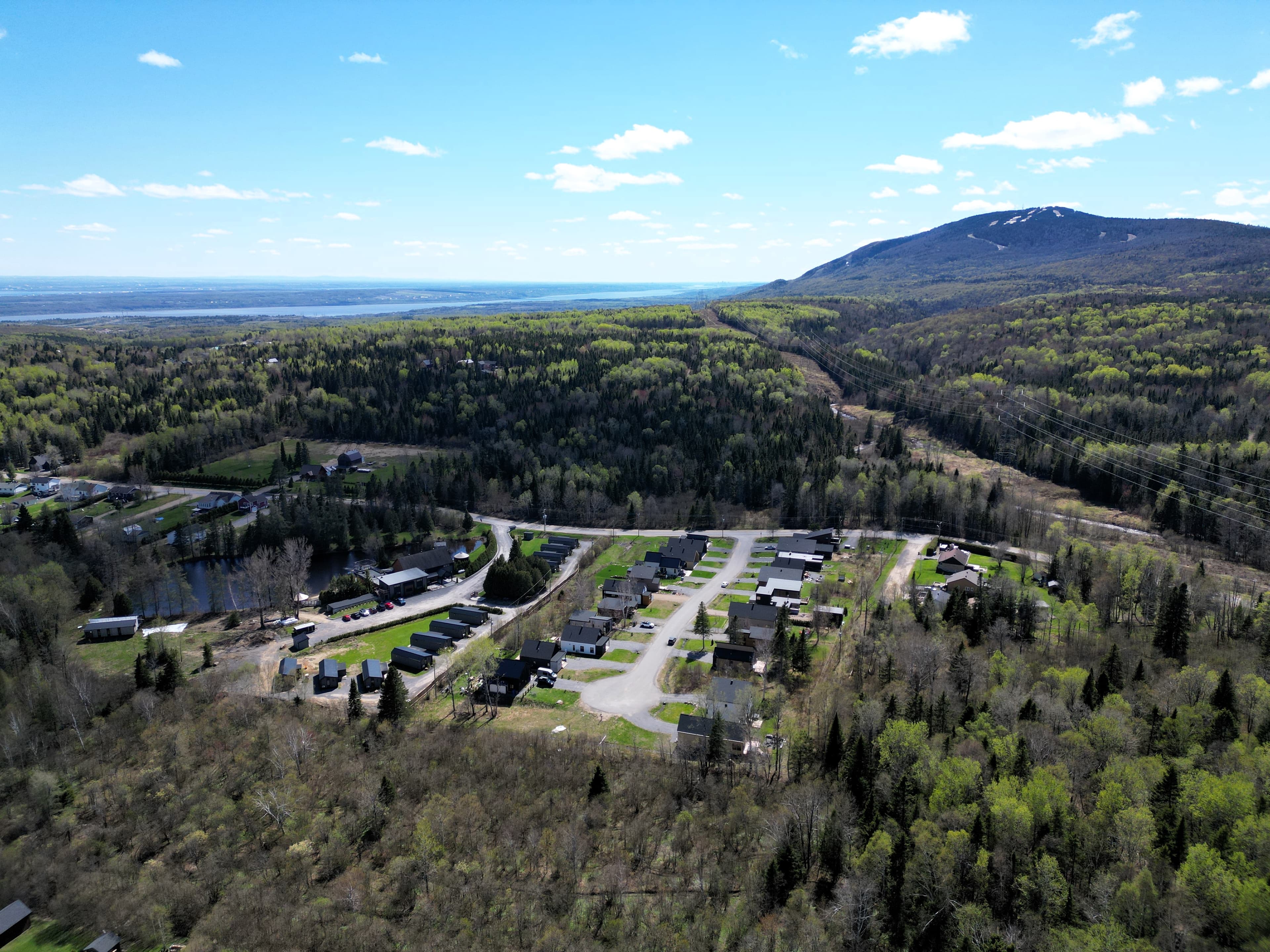 Vue aérienne du Mont-Sainte-Anne et de la Côte-de-Beaupré