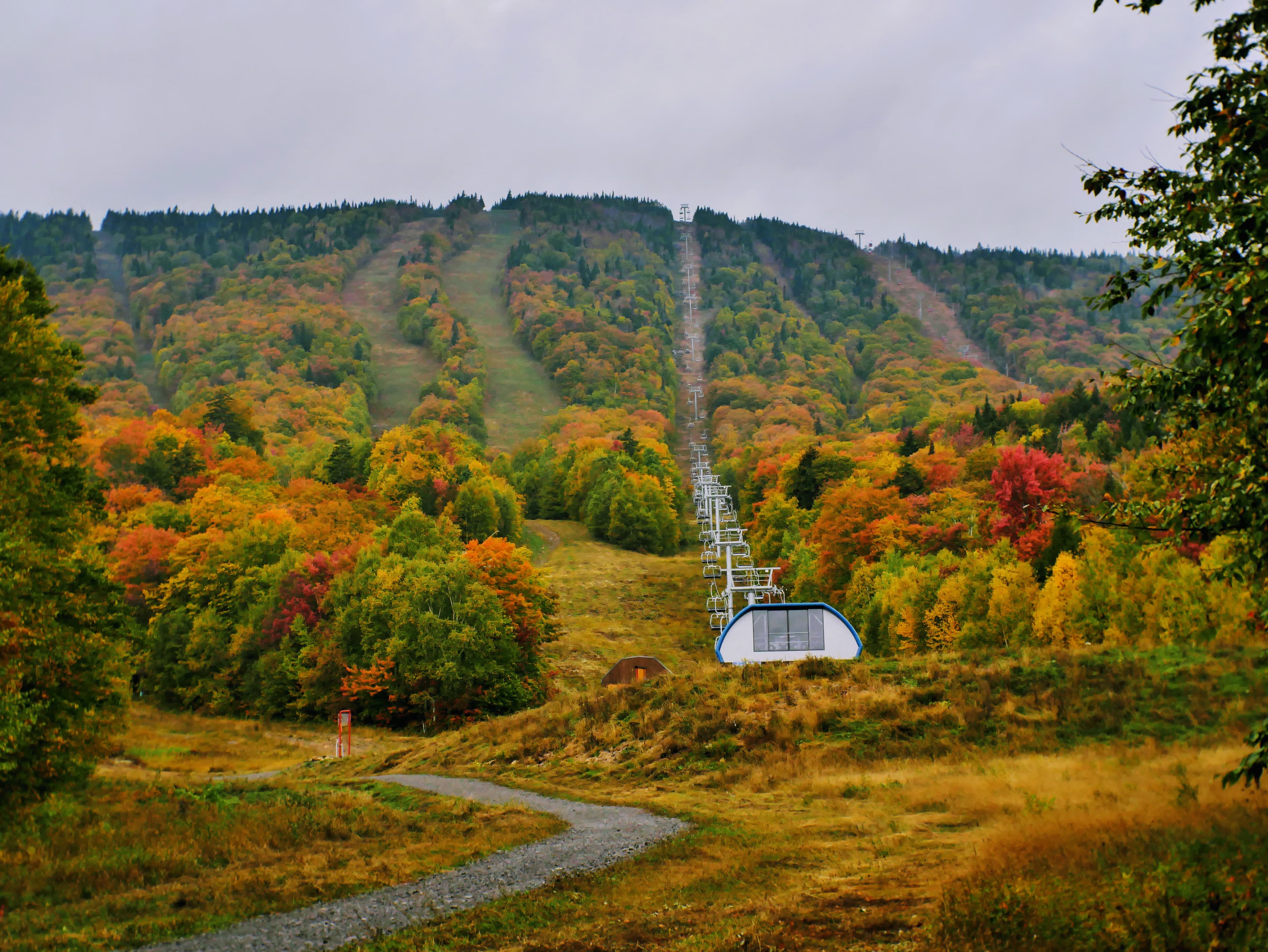 Le Mont-Sainte-Anne en couleurs d’automne, pistes et télésiège
